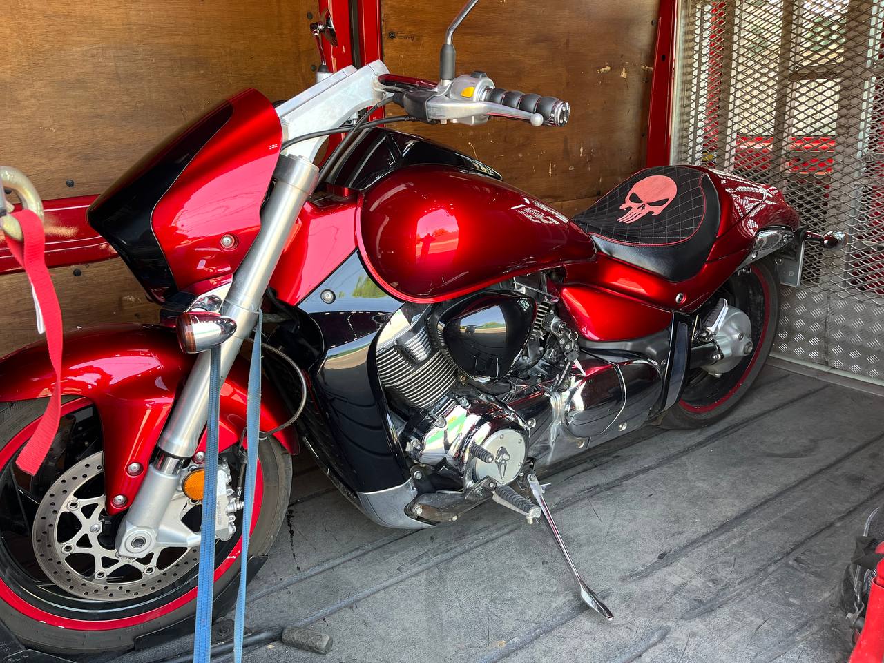 Suzuki Boulevard M109R/Intruder M1800R — мускулистий круїзер. Видно величезні колеса, хромовані елементи та масивний двигун.